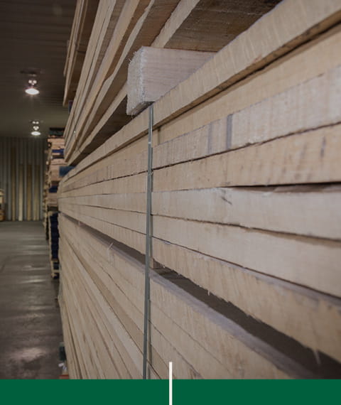 Planches de bois dans les installations de Moulures 4D.