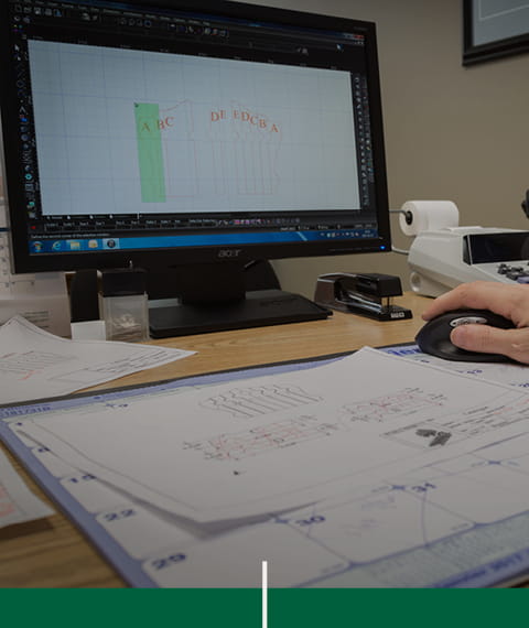 Écran d'ordinateur affichant un logiciel de conception et plans de planification technique d'un projet de fabrication de composantes de bois sur mesure.