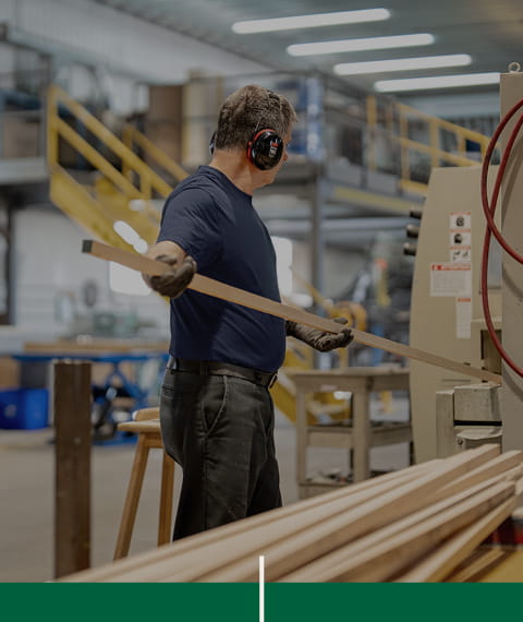 Un membre de l'équipe de Moulures 4D qui utilise une des machines de transformation du bois dans l'usine.