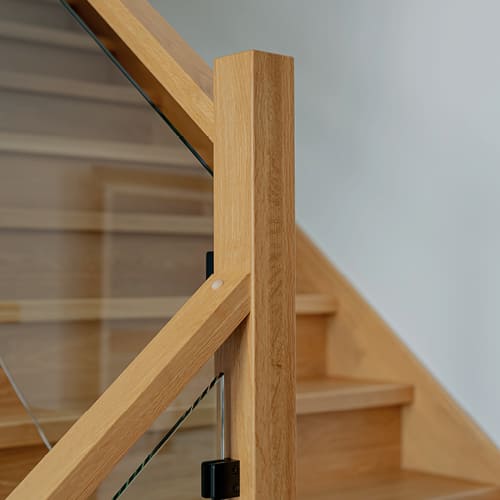 Main courante en bois franc fabriquée par Moulures 4D.