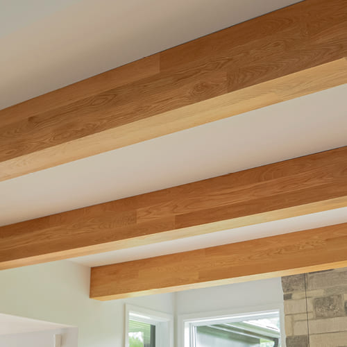 Poutres en bois franc fabriquées par Moulures 4D.