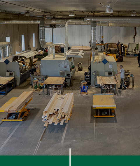 Une vue d'ensemble des installations de Moulures 4D, montrant les machines utilisées et sa large capacité de production.